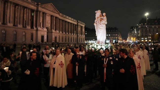 A replica of the Virgin Mary statue is carried from Saint-Germain l'Auxerrois church to Notre-Dame cathedral during a procession, Friday, Nov. 15, 2024 in Paris. (AP Photo/Christophe Ena)