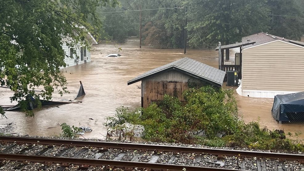 Image for story: North Carolina faces dangerous conditions as Hurricane Helene passes through